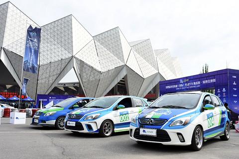 环青海湖电动汽车挑战赛新增场地竞速赛，潘晓婷漂移甩尾轻松夺魁